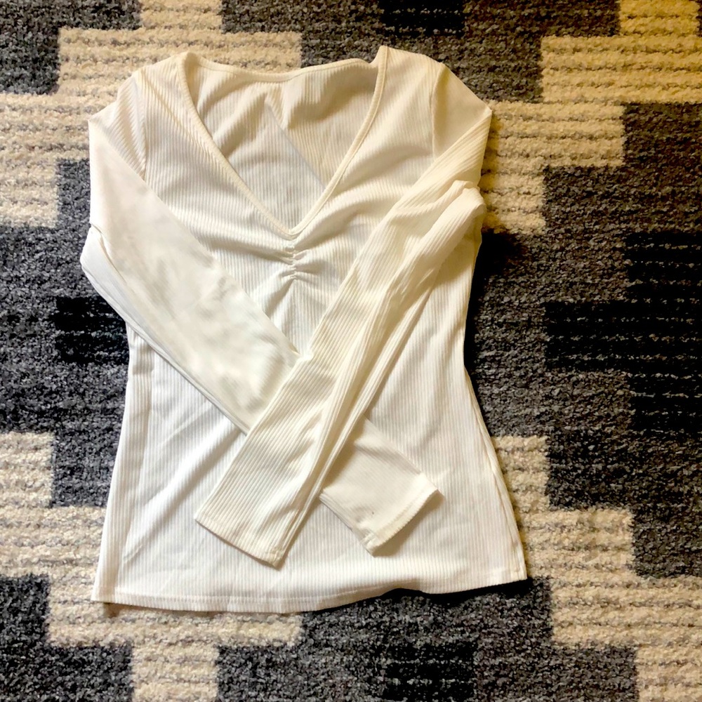 White long sleeve with cute scrunch in the middle